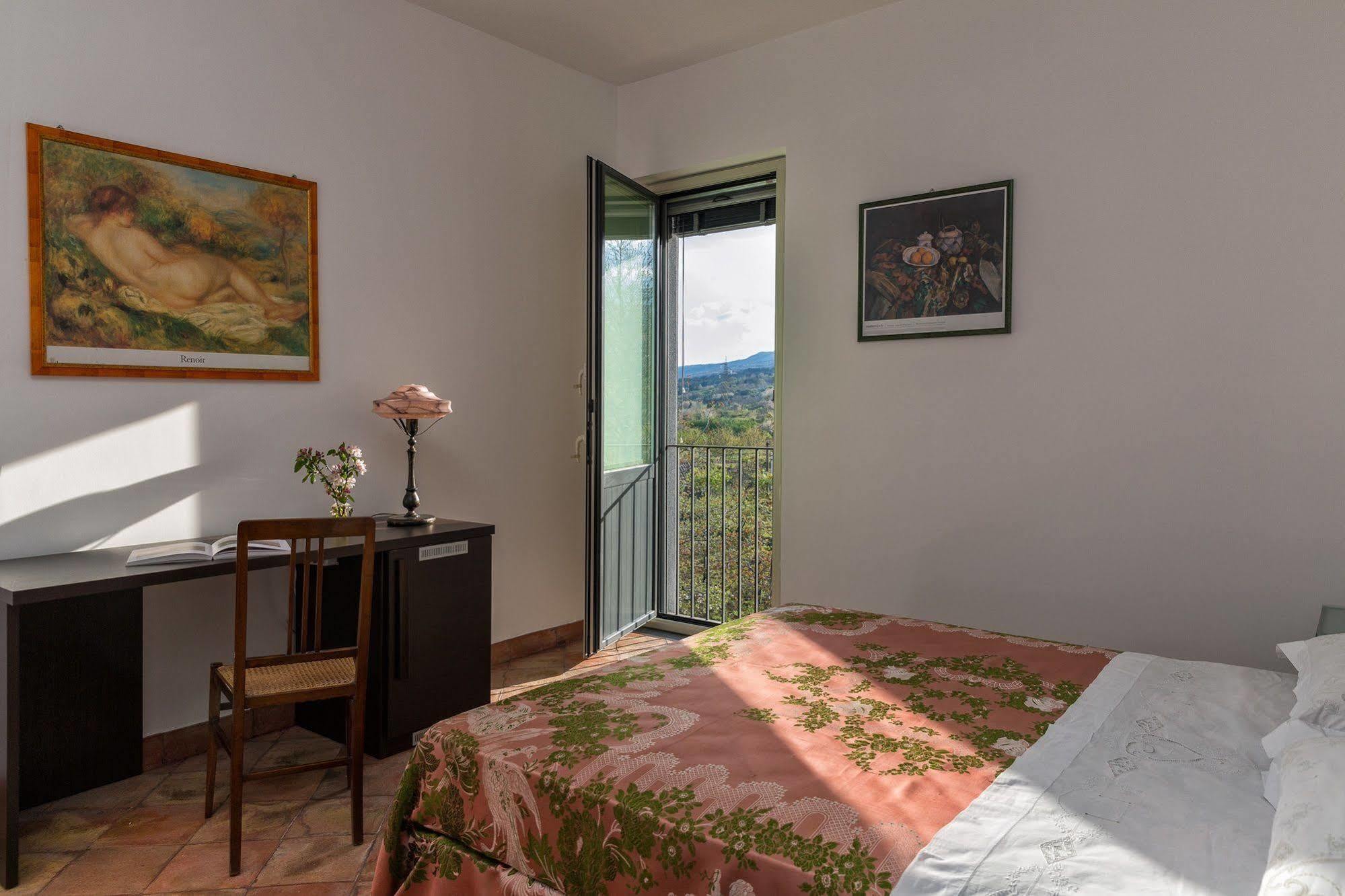 Nake Residenza Artistica Vila SantʼAlfio Exterior foto