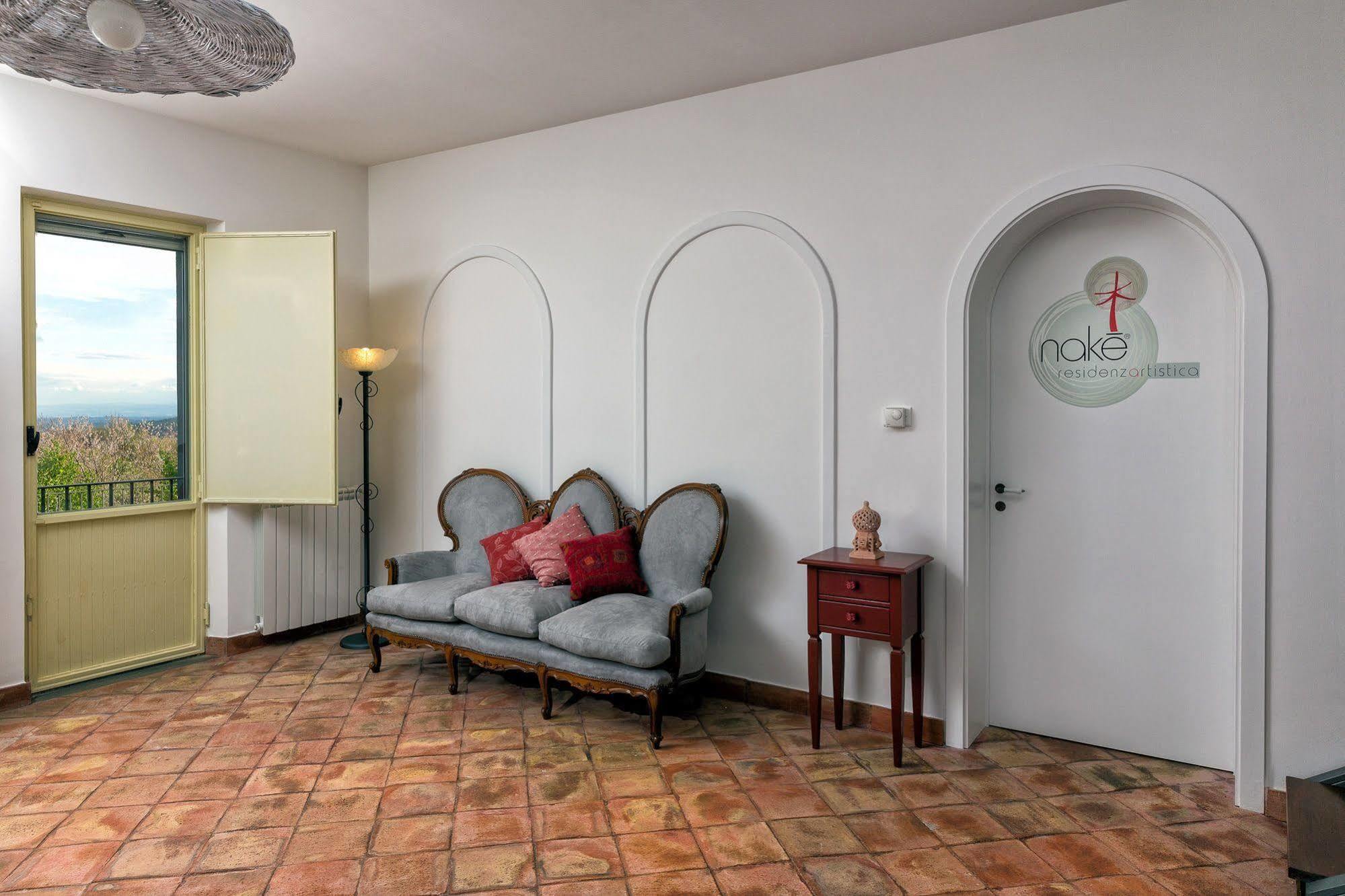 Nake Residenza Artistica Vila SantʼAlfio Exterior foto
