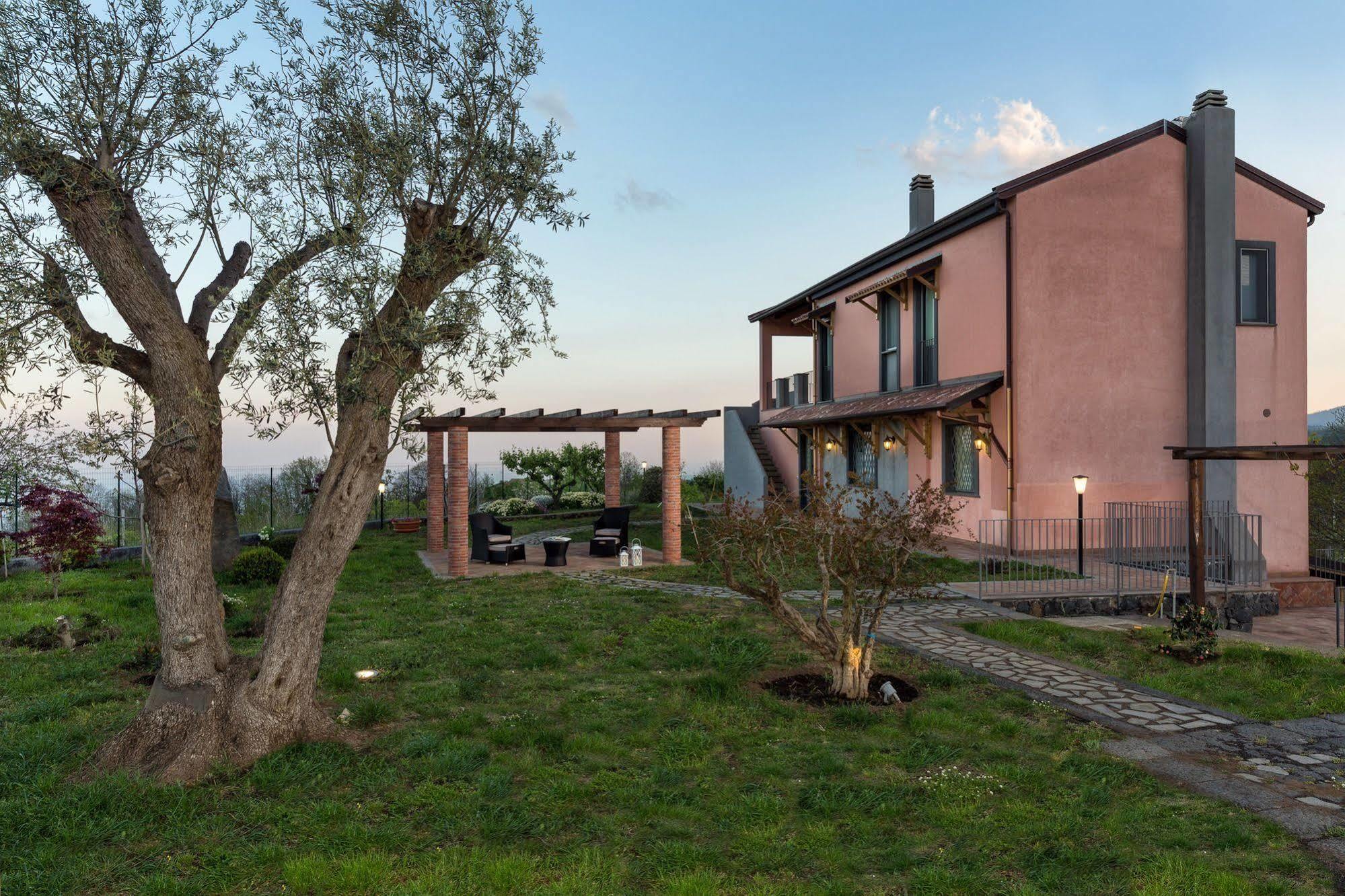 Nake Residenza Artistica Vila SantʼAlfio Exterior foto